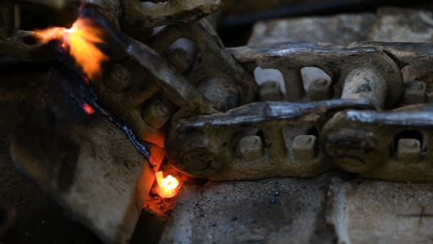 Plasma Snijder snijden door middel van harde stalen plaat snel. Het snijden van een inrichting of deel gebruikt in de industrie. Sparks en gesmolten metaal uit automatische machine. Industriële apparatuur. — Stockvideo