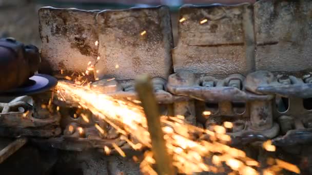 Hantverkare sågar metall med diskkvarn i verkstad. Metallsågning på nära håll. Arbetare inom tillverkning av sågmetall. Industri i slow motion — Stockvideo