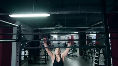 Adam yukarı çekerek bir spor salonunda