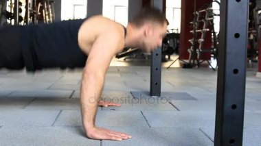 Adam trx egzersizleri stüdyoda devreye girer