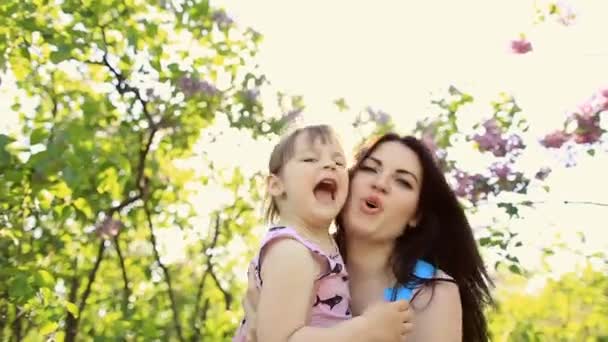 Adorable niña de un año haciendo sus primeros pasos al aire libre . — Vídeos de Stock