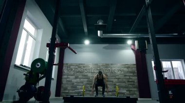 Orta atış içinde egzersiz ve ağırlıkları kadın vücut geliştirmeci şampiyon atlet güç yapıyor kaldırma yavaş mo eğim aşağı tilt-up erkek temiz uygun spor cross