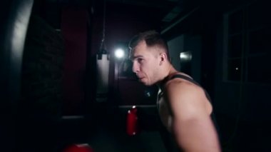 Spor salonunda bir boksör gölge kutuları