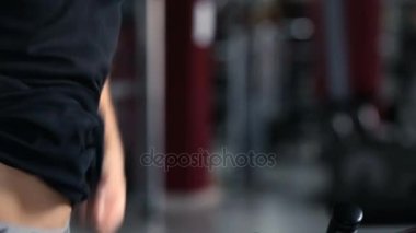 Adam koşu bandı üzerinde