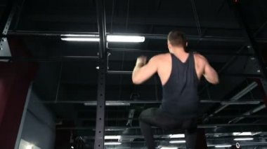 Jimnastikçi el spor salonunda yatay çubuğu.