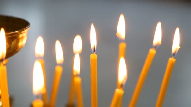 Освітлення свічок крупним планом — стокове відео