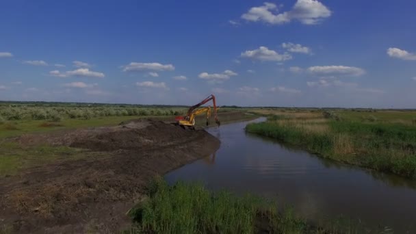 Stroj bagr s velkou lopatou pro stavebnictví. — Stock video