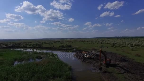 Máquina de excavadora con pala grande en la construcción — Vídeo de stock