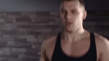 dışarı atlama ipi bir spor salonunda çalışan adam