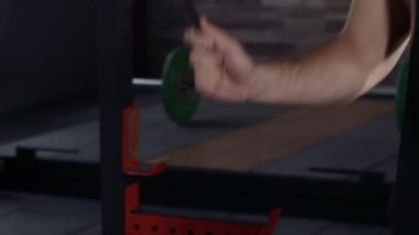 dışarı atlama ipi bir spor salonunda çalışan adam