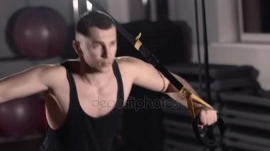 Adam egzersiz bungee eğitim kullanarak bir spor salonunda