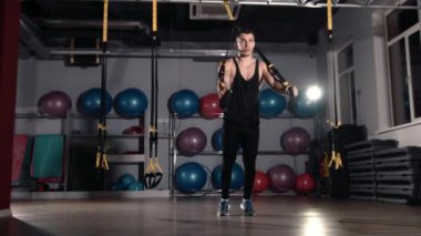 Adam egzersiz bungee eğitim kullanarak bir spor salonunda