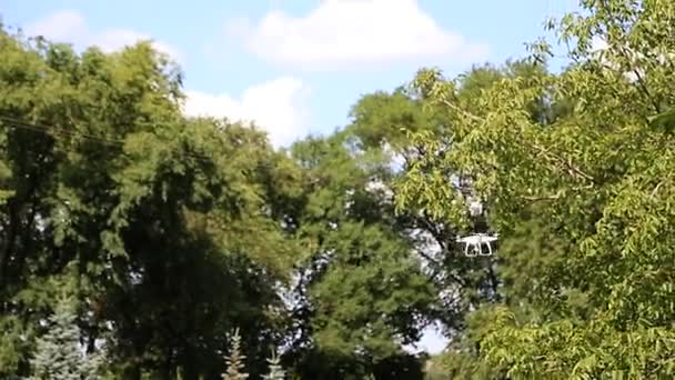 Беспилотник летит над облаком утром, в воздушном кадре , — стоковое видео