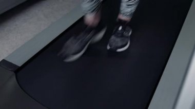 Fitness kulübü, spor salonu ve spor aktivitesi eğitim insanlar. Spor ve sporcu sağlık ekipmanları ile koşu bandı üzerinde çalışan kadın ve genç erkek. 2of27