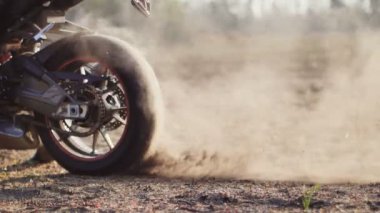 Ön tekerlek slo mo görünümünden motosiklet