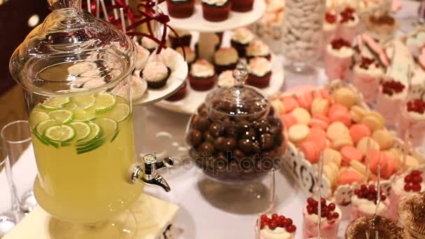 Taart. Candy Bar bruiloft, snoep buffet. — Stockvideo
