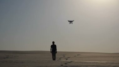 adam çöl ve helikopter