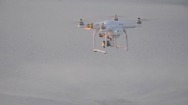 Çölde gün batımında helikopter