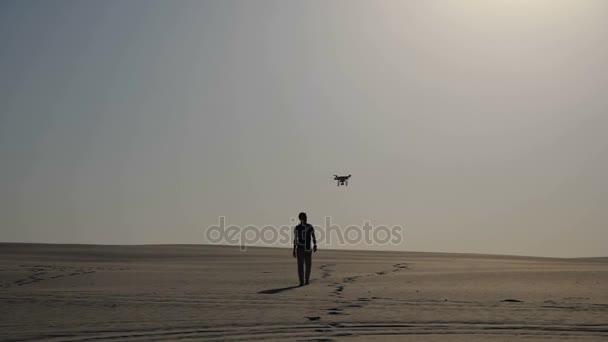 homme dans le désert et copter 