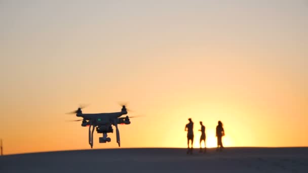 Helikoptéra při západu slunce v poušti — Stock video