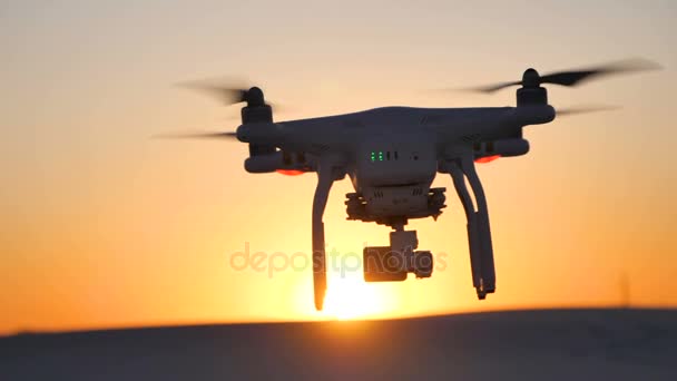 Copter al tramonto nel deserto — Video Stock