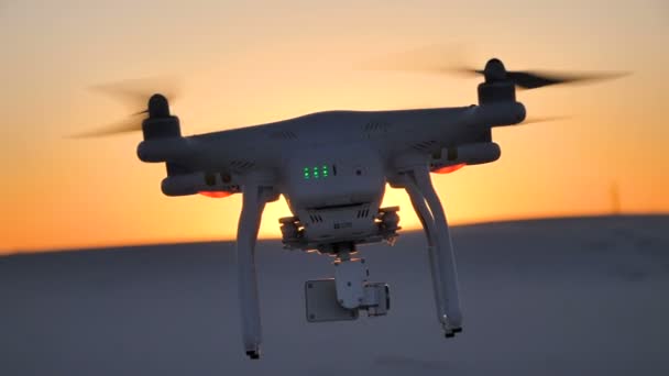 Copter al tramonto nel deserto — Video Stock