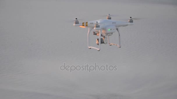 Copter bij zonsondergang in de woestijn — Stockvideo