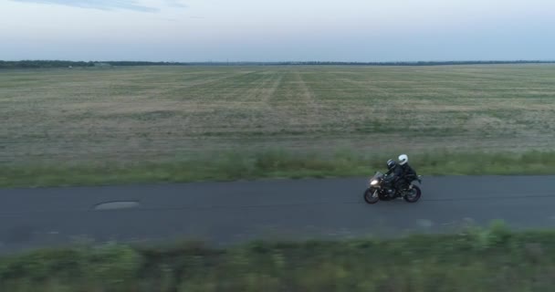 Luftaufnahme von drei Motorrädern — Stockvideo