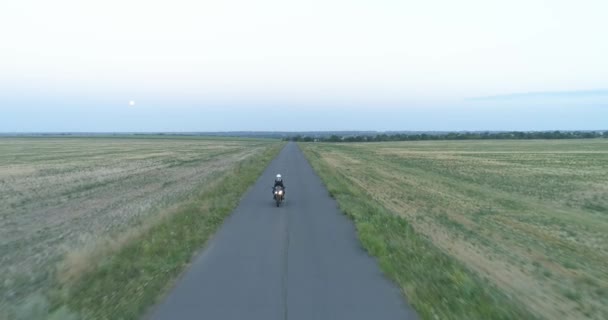 Luchtfoto van drie motorfietsen — Stockvideo