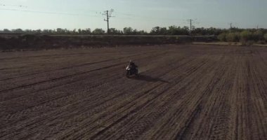 alan bir motosikletçi rides