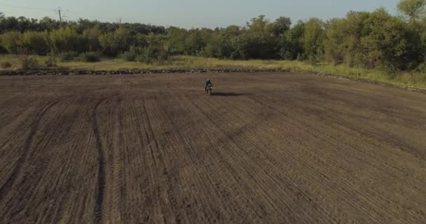 Um motociclista monta o campo — Vídeo de Stock