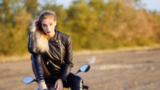 Nettes Mädchen mit roten Haaren und dem Motorrad — Stockvideo