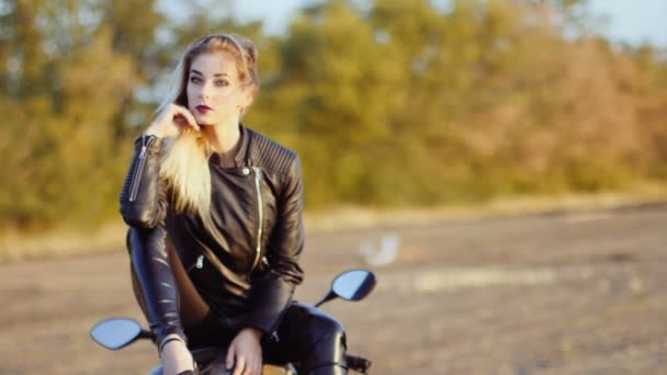 Linda chica con el pelo rojo y la moto — Vídeos de Stock