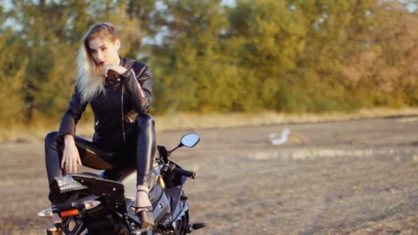Дівчина на мотоциклі — стокове відео