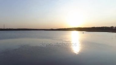 Balıkçı bir manzara üzerinde gündoğumu havadan görünümü bir helikopter ile bir tekne