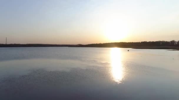 Vista aérea del amanecer sobre el paisaje un pescador en un barco con un helicóptero — Vídeo de stock
