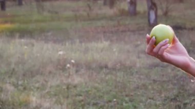 kadın elma adama veriyor.