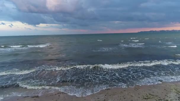 Lautan terbang di atas, H tepat di atas gelombang laut menghadap matahari terbit  . — Stok Video