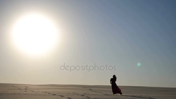 Menina andando no deserto — Vídeo de Stock