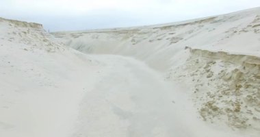 Kum tepeleri, anteni üzerinde uçan