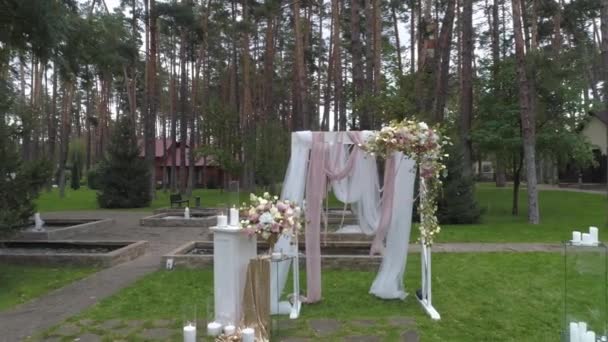 Vackert bröllop setupin skog — Stockvideo
