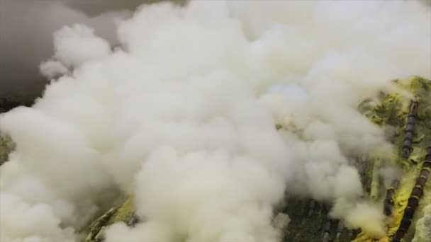 Ijen vulkaan, werknemer uitvoering van zware mand met zwavel, — Stockvideo