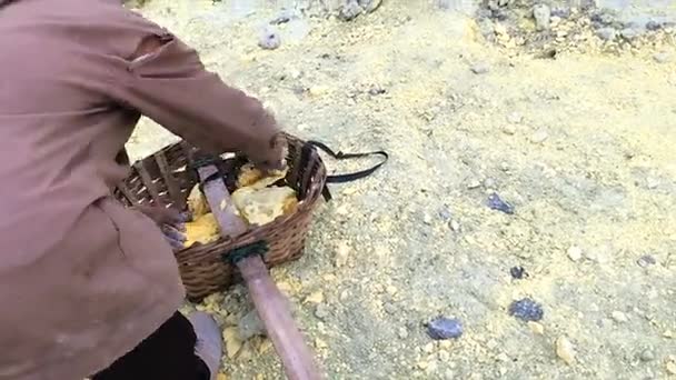 Volcán Ijen, trabajador que lleva pesada cesta con azufre , — Vídeo de stock