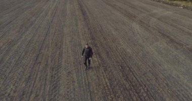 Genç beyaz erkek motorcu deri ceket sürüş