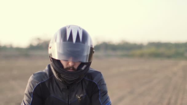 オートバイのヘルメットに入れて男性のバイカー. — ストック動画