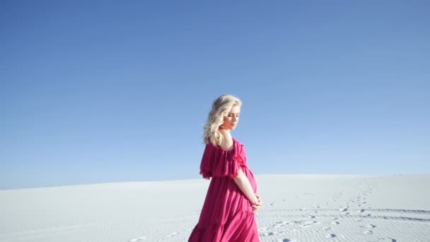 Μια γυναίκα το περπάτημα σε έναν αμμόλοφο κατά την Ανατολή του ηλίου — Αρχείο Βίντεο