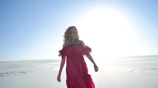 Uma menina está andando no deserto — Vídeo de Stock