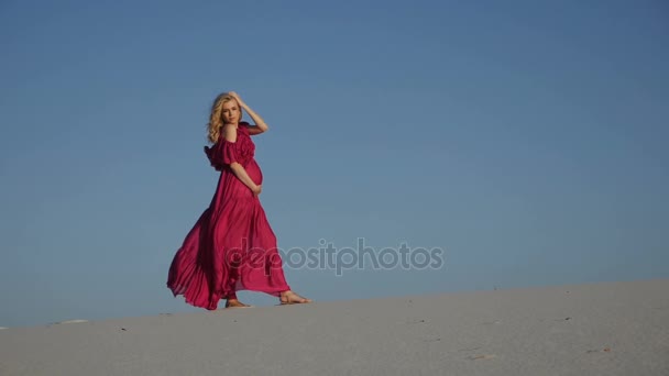 Uma menina nas dunas de areia — Vídeo de Stock