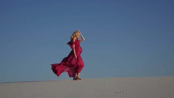 Una chica en las dunas de arena — Vídeos de Stock