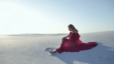 Cinemagraph tarzı dunes rahatlatıcı sarışın kadın